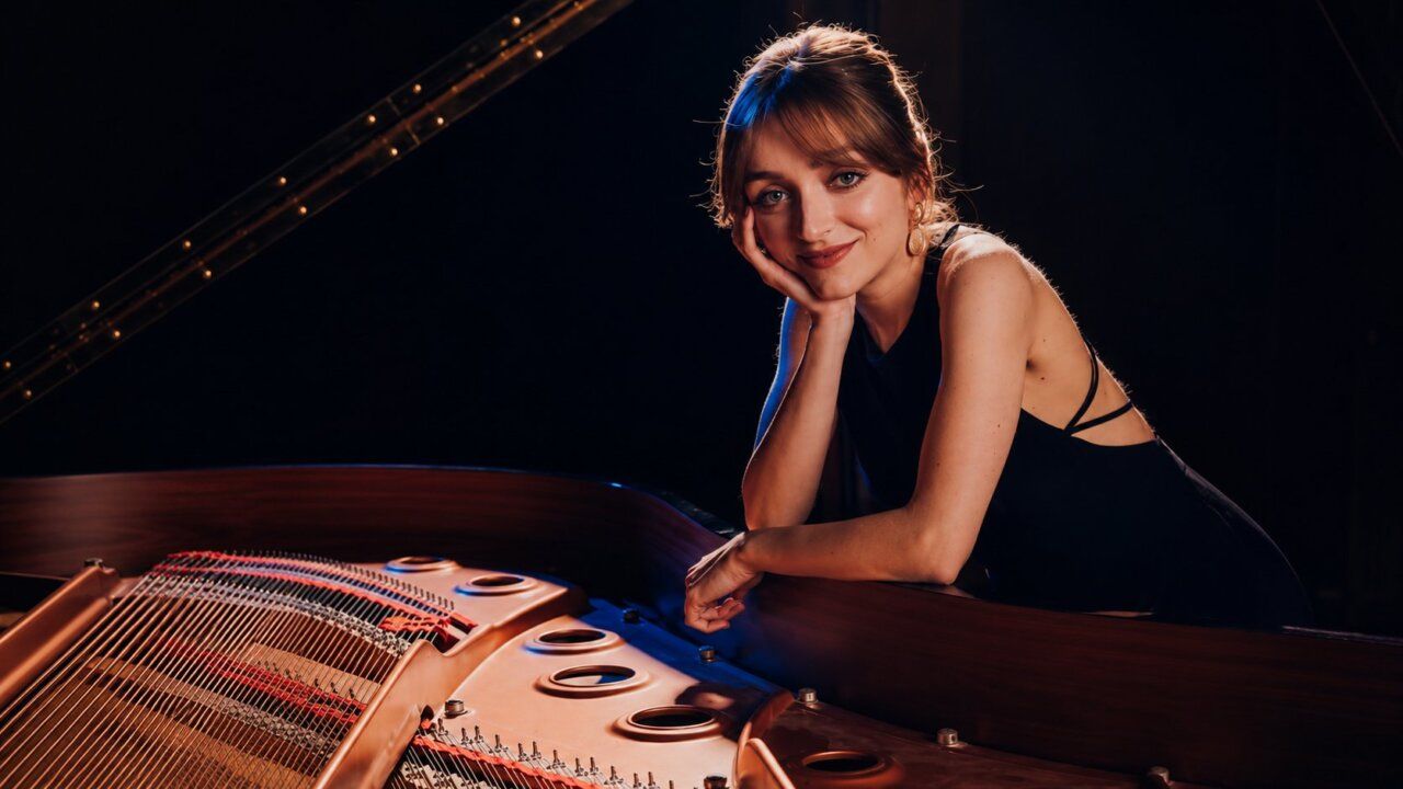 Pianista Estefanía Cereijo posando junto a un piano en un escenario