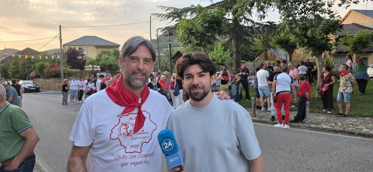 Dos hombres sonrientes en la ronda de bodegas de Congosto