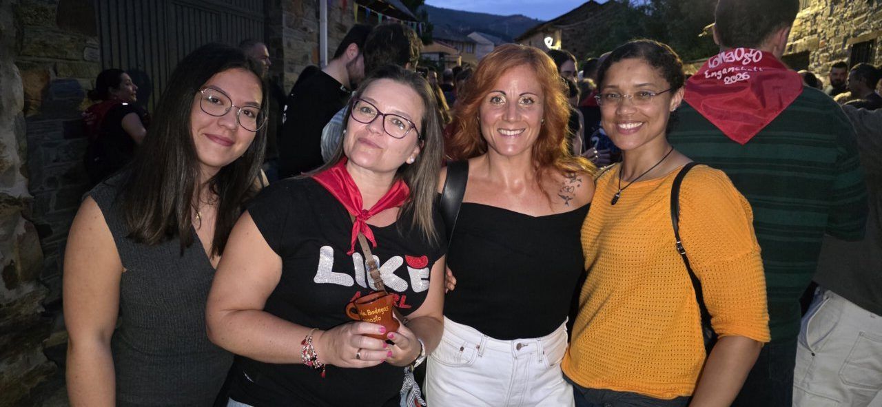 Grupo de amigos disfrutando en la ronda de bodegas en Congosto