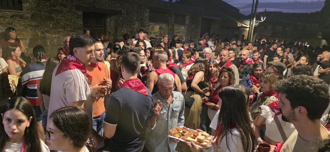 Multitud de personas disfrutando en la ronda de bodegas en Congosto
