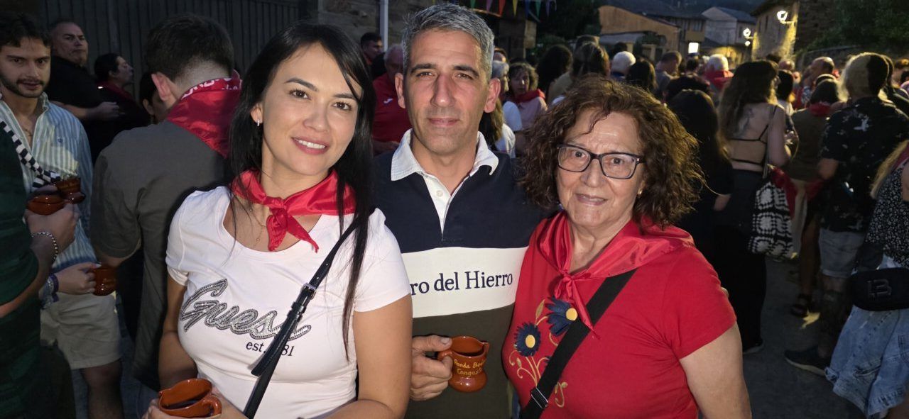 Tres personas sonrientes en la ronda de bodegas de Congosto