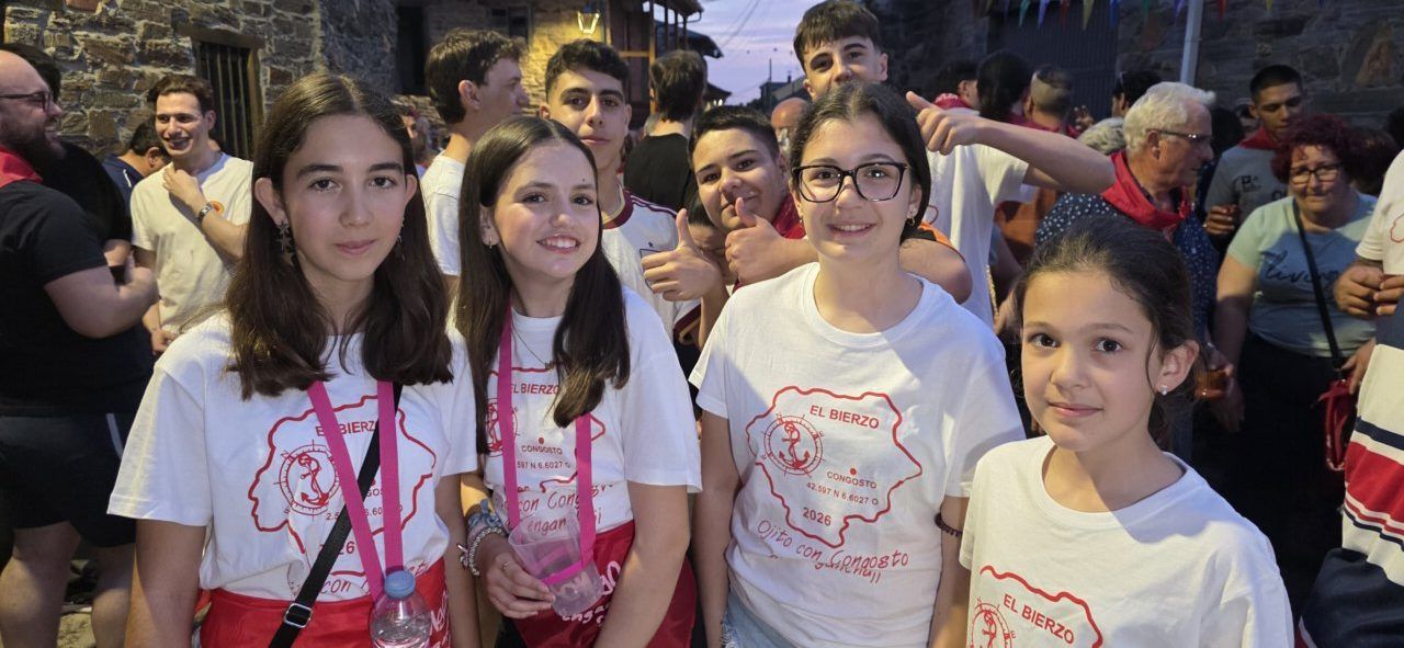 Grupo de jóvenes disfrutando en la ronda de bodegas en Congosto