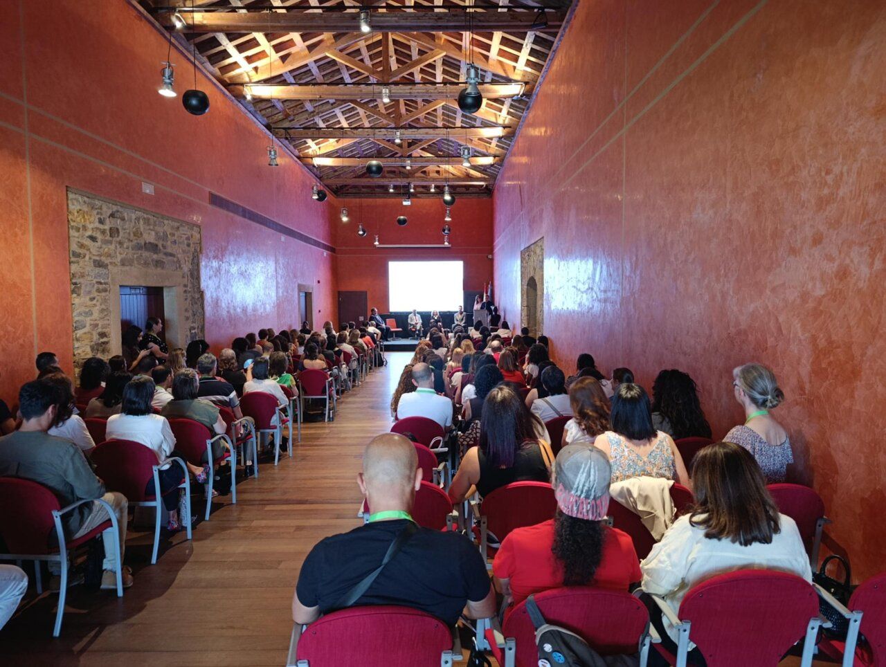 Asistentes al IX Congreso de Fisioterapia en Ponferrada en un salón de eventos