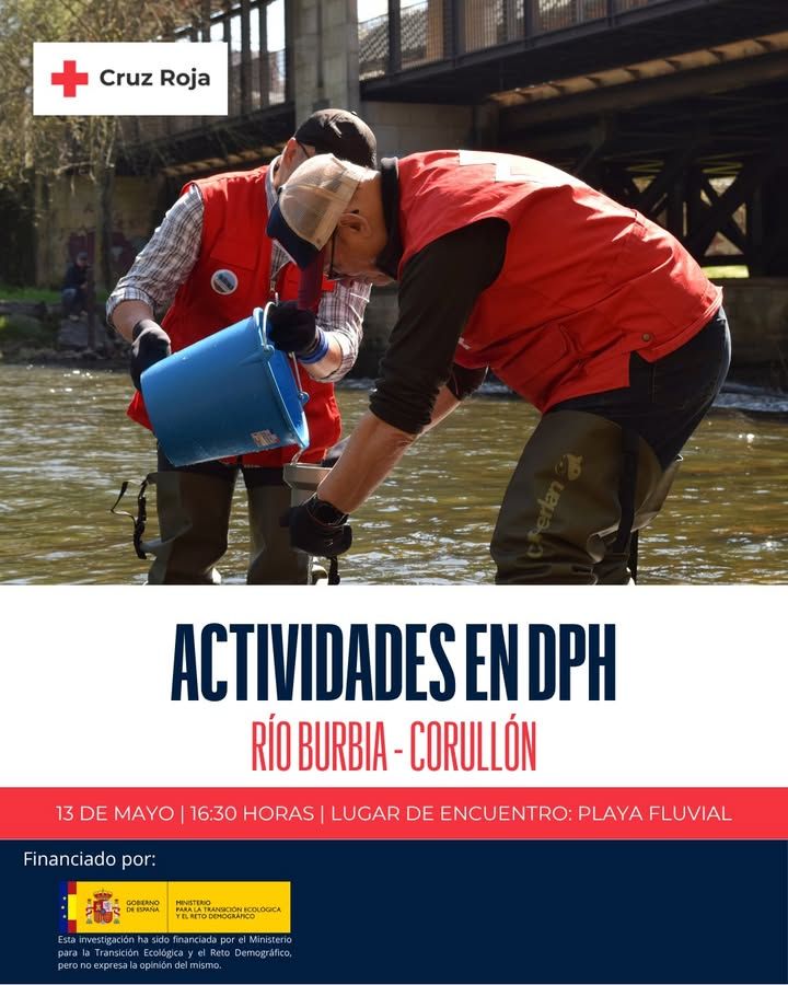 Voluntarios de Cruz Roja midiendo la calidad del agua en el río Burbia