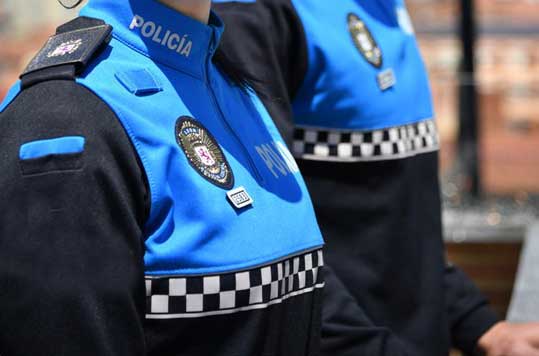 Uniforme de agentes de policía local en un evento oficial