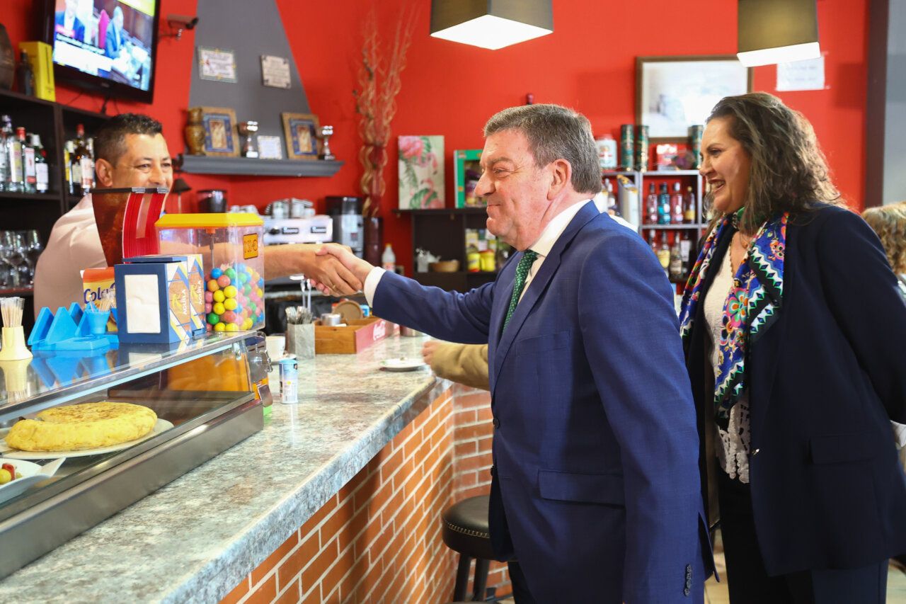 Presentación de ayudas a bares en un bar rural con autoridades