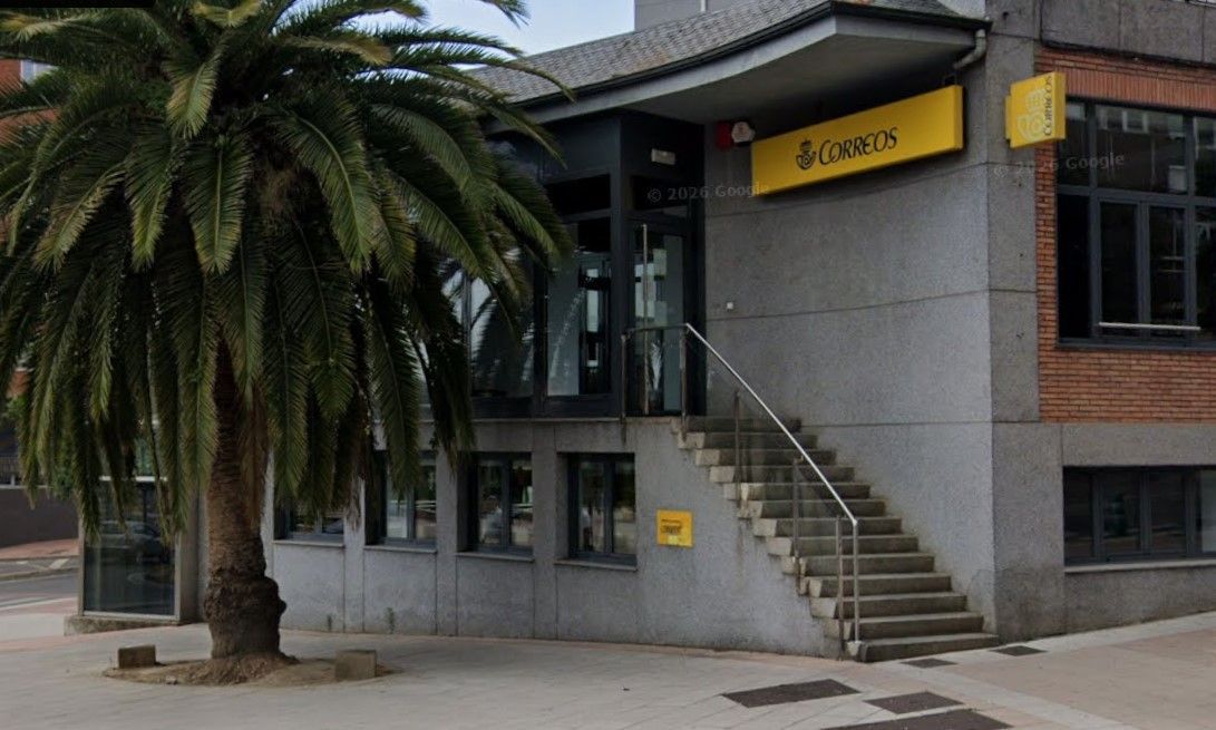 Oficina de Correos en Ponferrada con palmera en primer plano