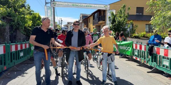 Corte de cinta en el VI Premio Ciclista Pedro Merayo en Albares de la Ribera