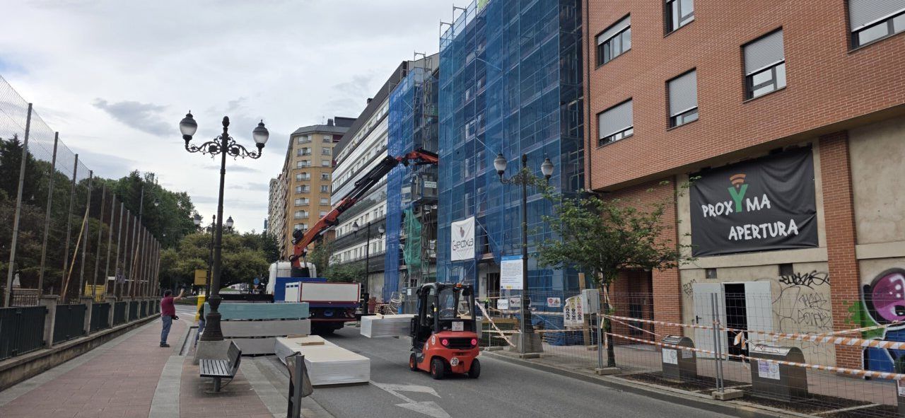 Obras en el Centro Mario Tascón en Ponferrada con maquinaria y trabajadores.