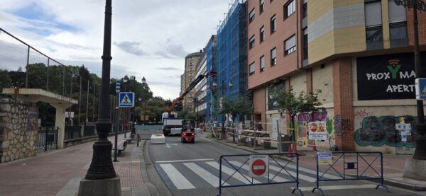 Corte de tráfico en la calle Ancha de Ponferrada por obras en el Centro Mario Tascón