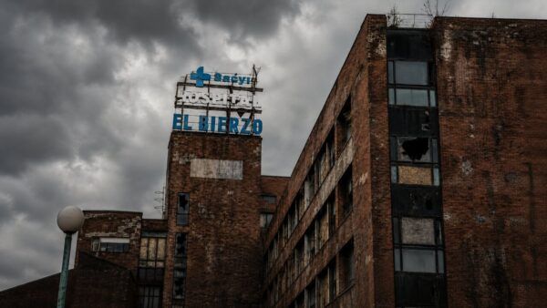 Edificio del Hospital del Bierzo con letrero deteriorado