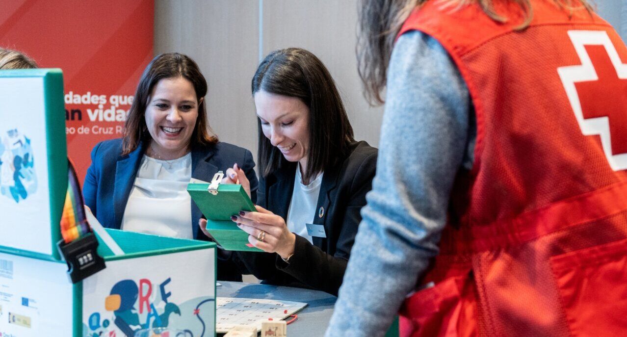 Mujeres participando en un curso de auxiliar de comercio de Cruz Roja.