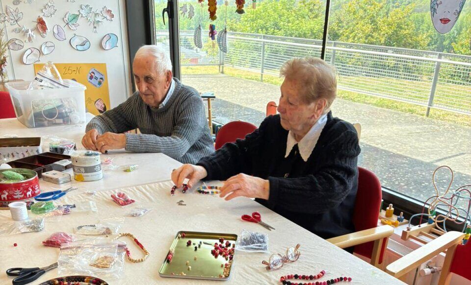 Personas mayores participando en un taller de manualidades en Villafranca del Bierzo