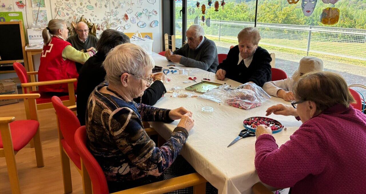 Grupo de personas mayores participando en un taller de manualidades