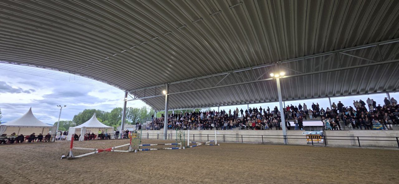 Vista del recinto ferial de Camponaraya con nueva cubierta y público
