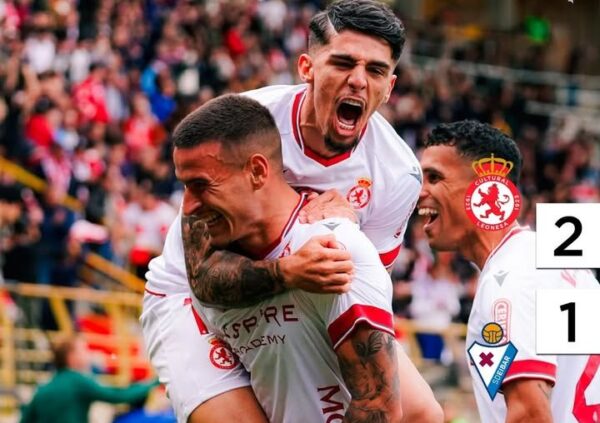 Jugadores de Cultural Leonesa celebrando una victoria en el partido contra Eibar