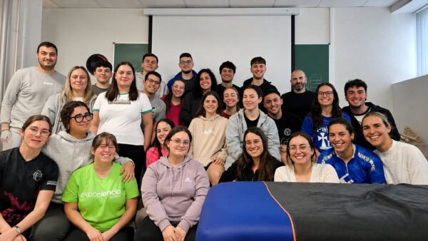 Grupo de participantes en curso sobre tratamiento del dolor miofascial en Ponferrada