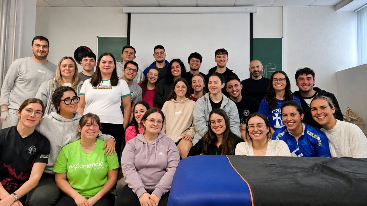 Grupo de participantes en curso sobre tratamiento del dolor miofascial en Ponferrada