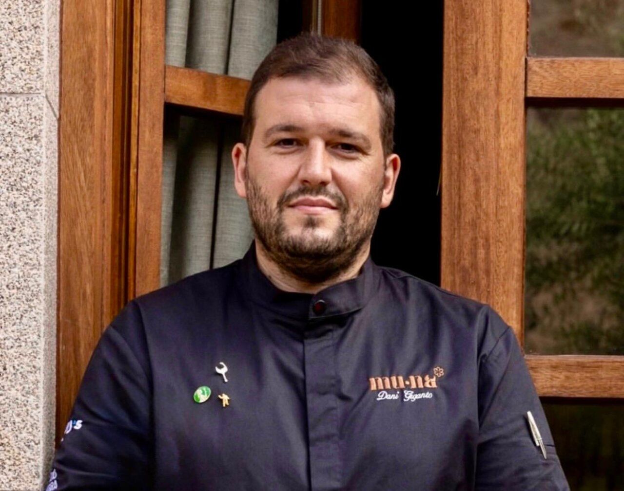 Dani Giganto, sumiller del restaurante MuNa, posando con una chaqueta de chef.