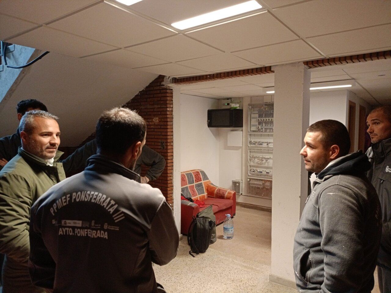 David Pacios conversando con alumnos en el antiguo colegio de Flores del Sil