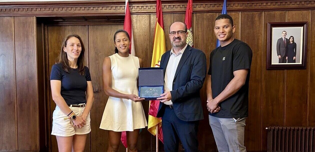 Débora Évora recibiendo un reconocimiento en Ponferrada