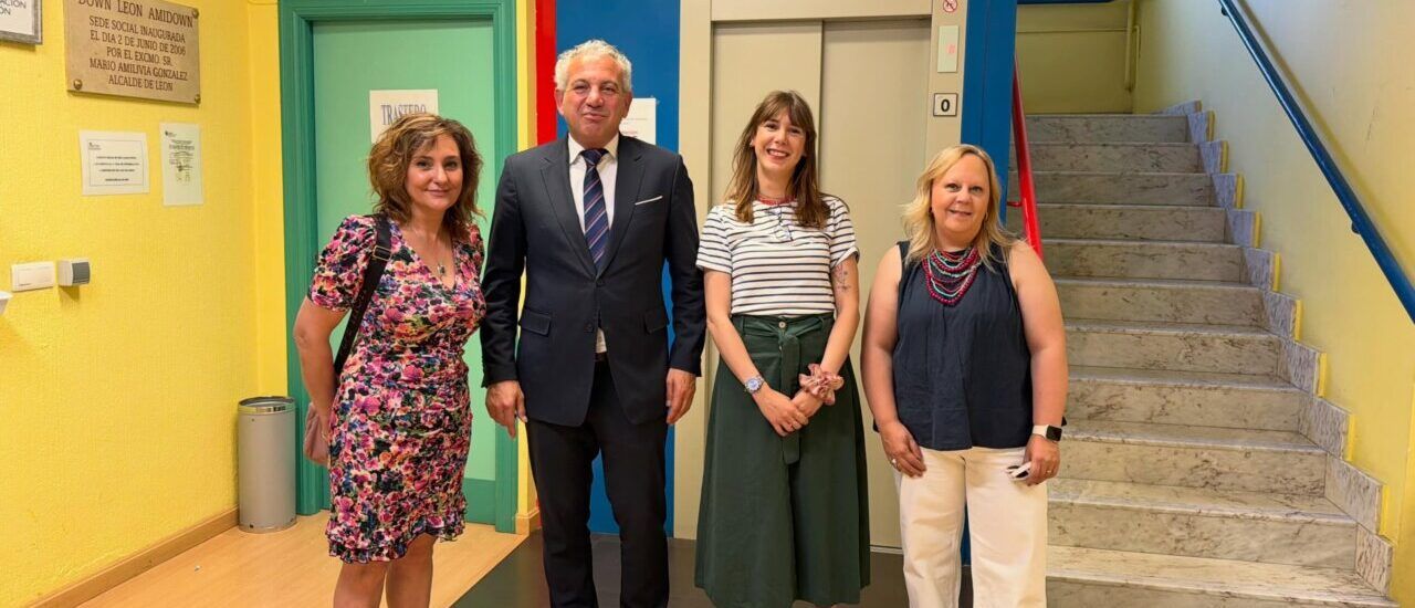 Visita del delegado del Gobierno a Amidown León con varias personas