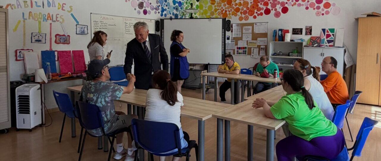 Delegado del Gobierno interactuando con personas en Amidown León