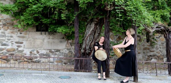 Denise Silva y Beatriz Boto tocando panderetas en un concierto
