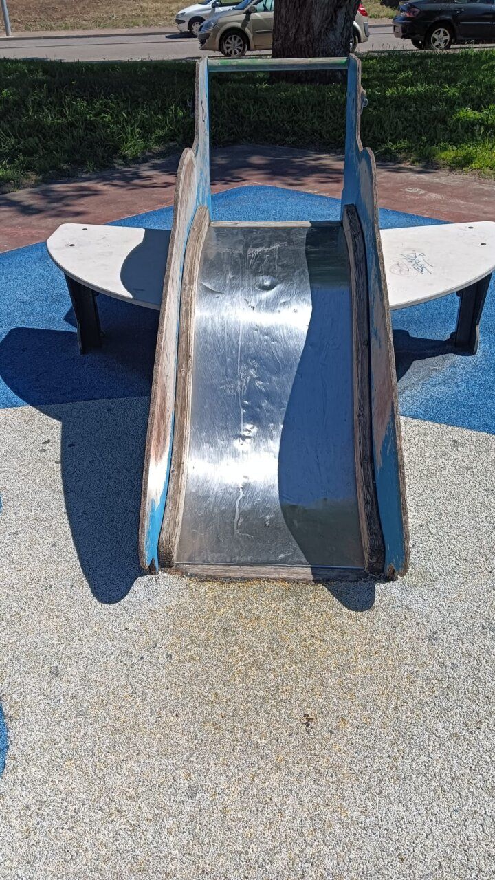 Tobogán deteriorado en el parque de Flores del Sil