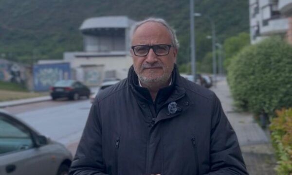 El portavoz socialista Olegario Ramón frente al Auditorio de Ponferrada