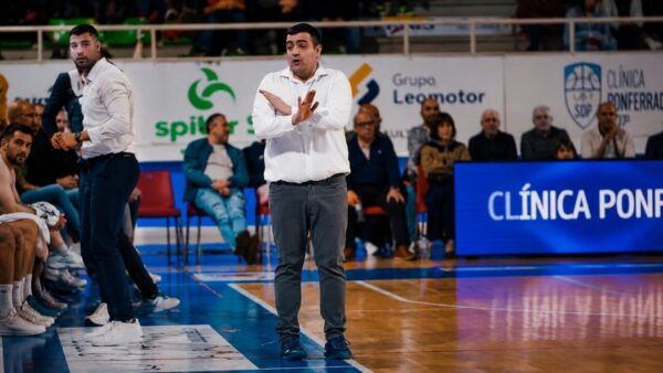 Oriol Pozo dirigiendo un partido de baloncesto en el Clínica Ponferrada