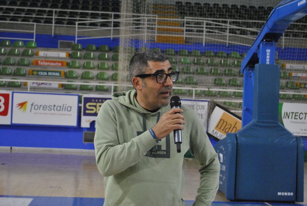 Conductor del evento hablando en el Pabellón Lydia Valentín