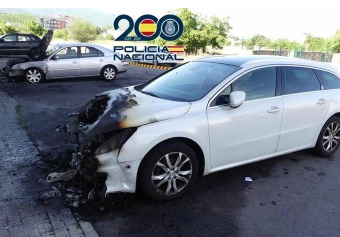Vehículos dañados por incendio en Ponferrada tras un incidente de violencia de género.