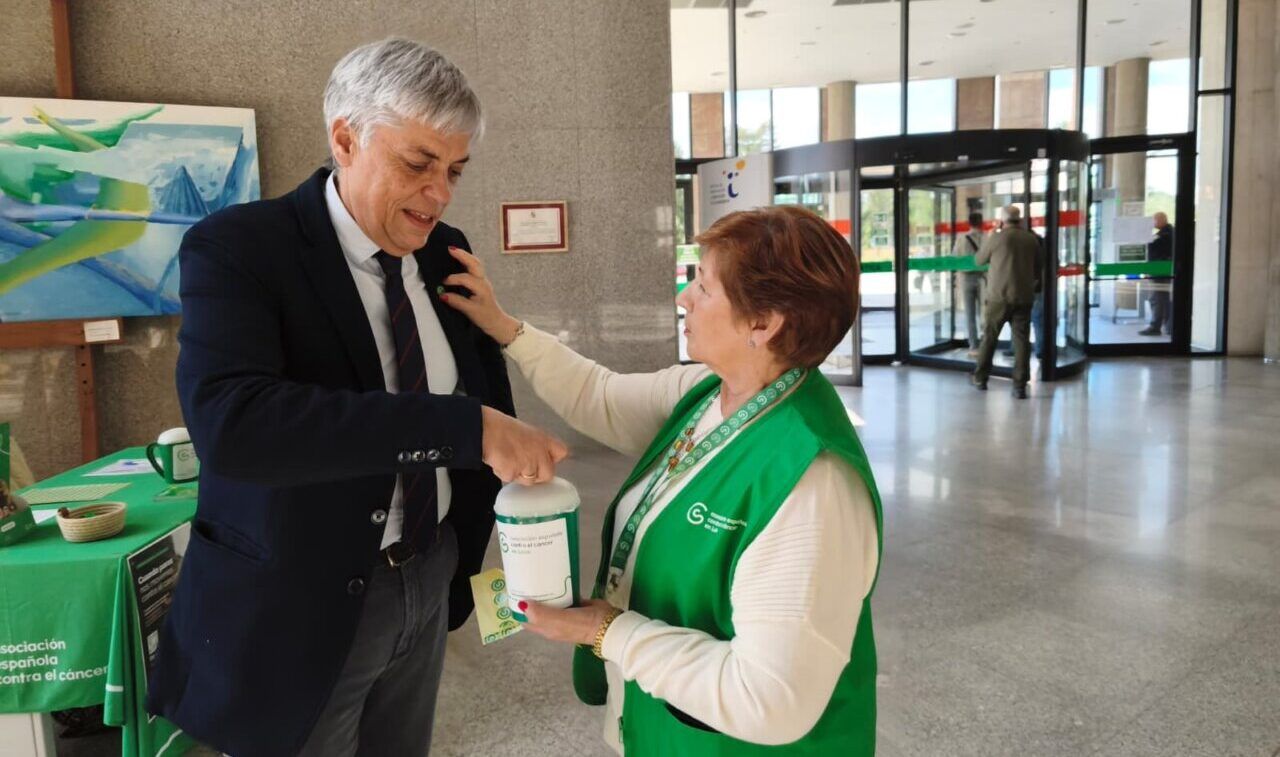Mesa informativa de la AECC en la Junta de León durante el Día de la Cuestación