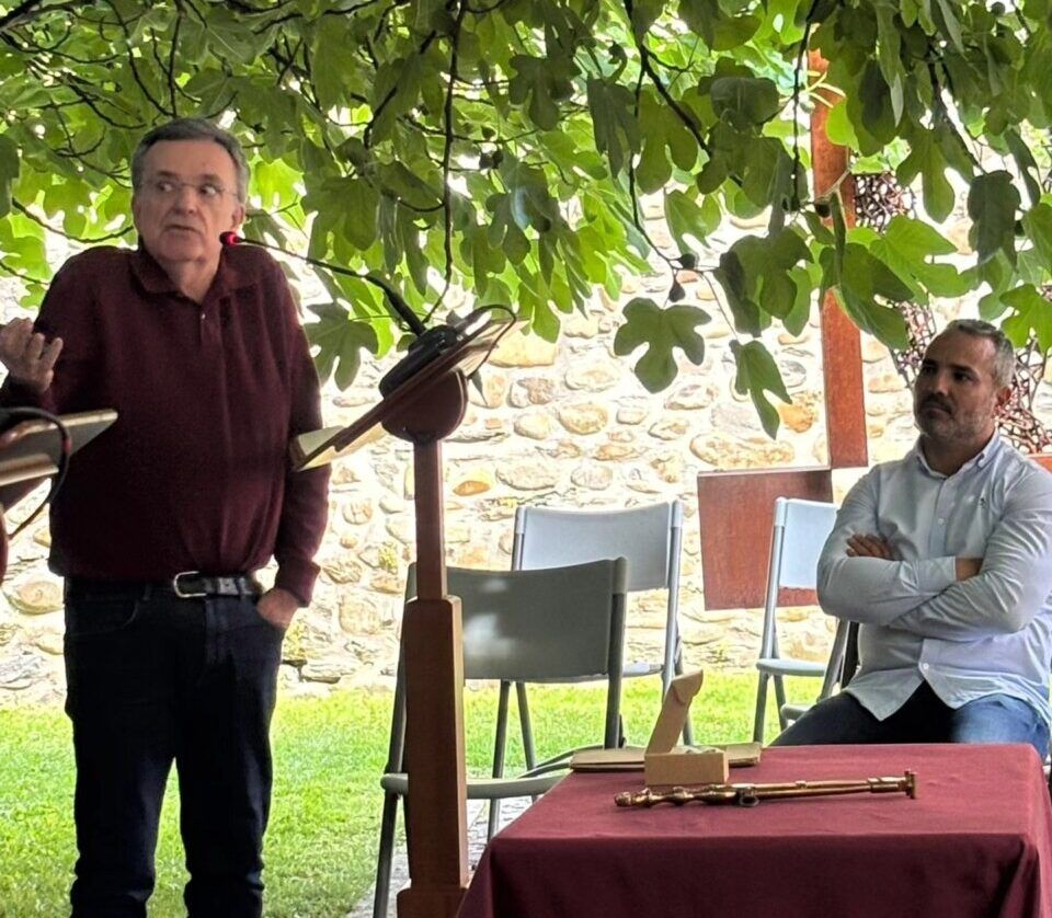 Dos hombres conversando en un evento cultural al aire libre en Ponferrada.