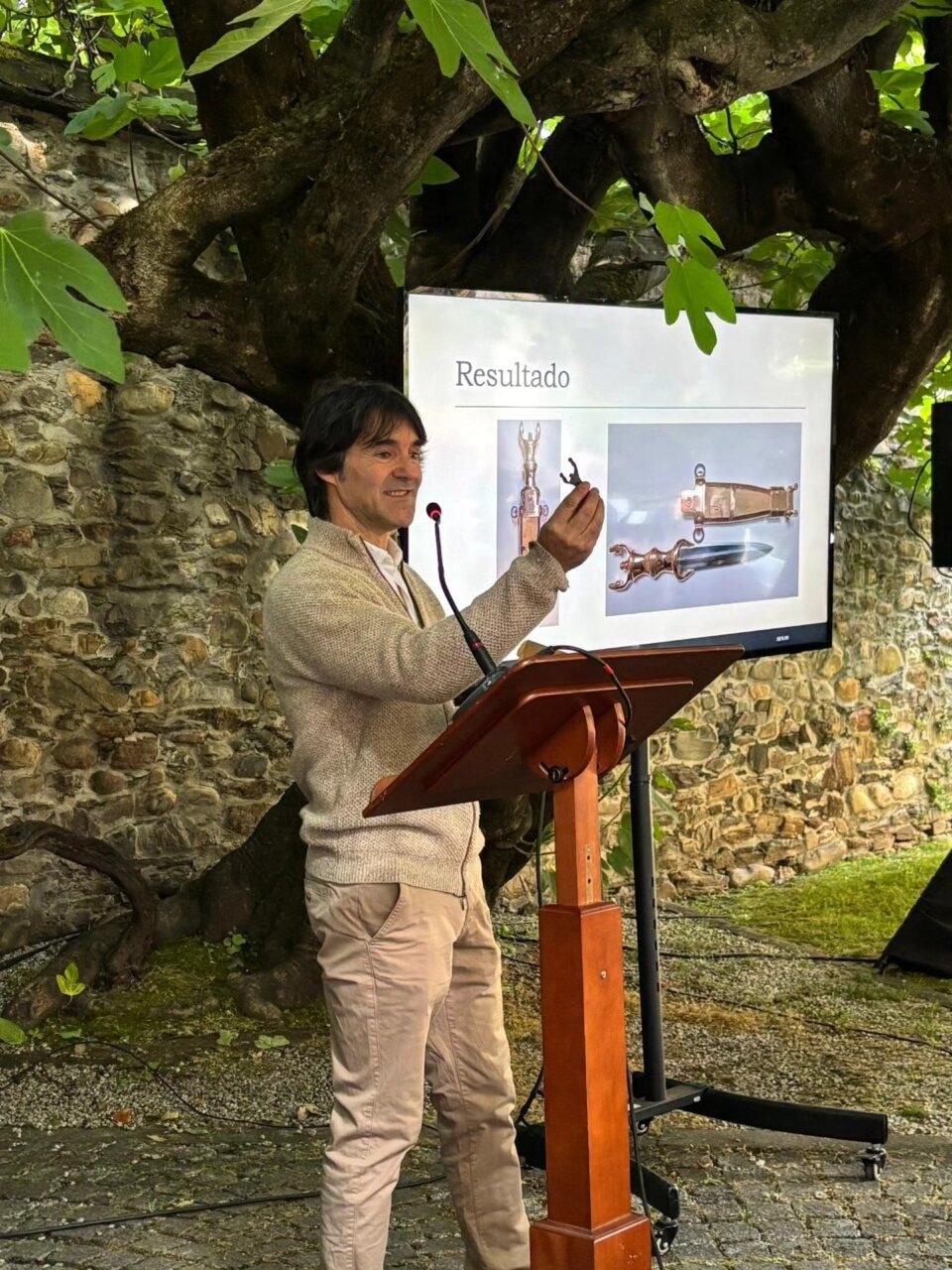 Presentador mostrando un objeto en el Día de los Museos en Ponferrada