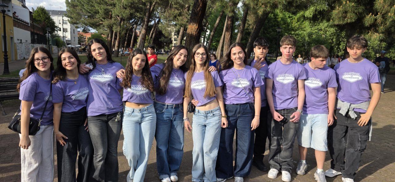 Grupo de jóvenes disfrutando en el Día de Peñas en Cuatrovientos