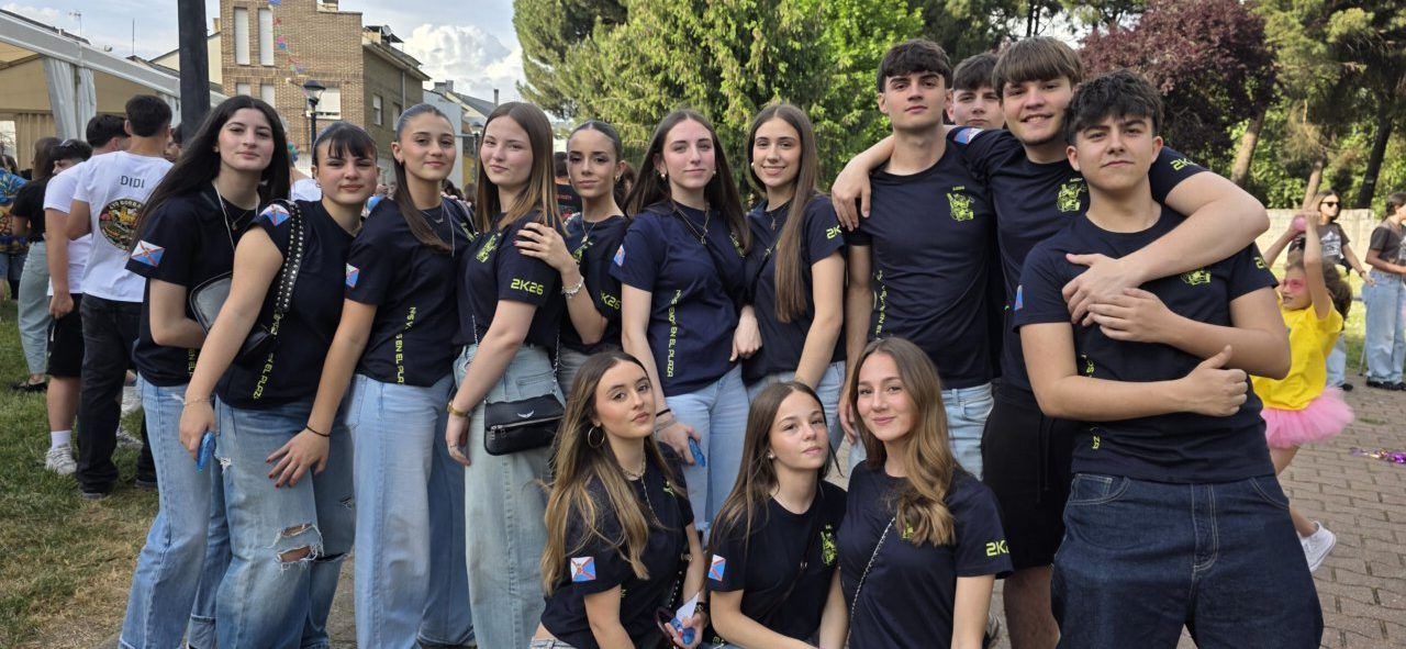 Grupo de jóvenes disfrutando del Día de Peñas en Cuatrovientos
