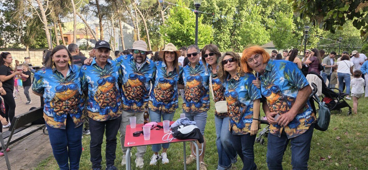 Grupo de personas disfrutando en el Día de Peñas con camisetas coloridas
