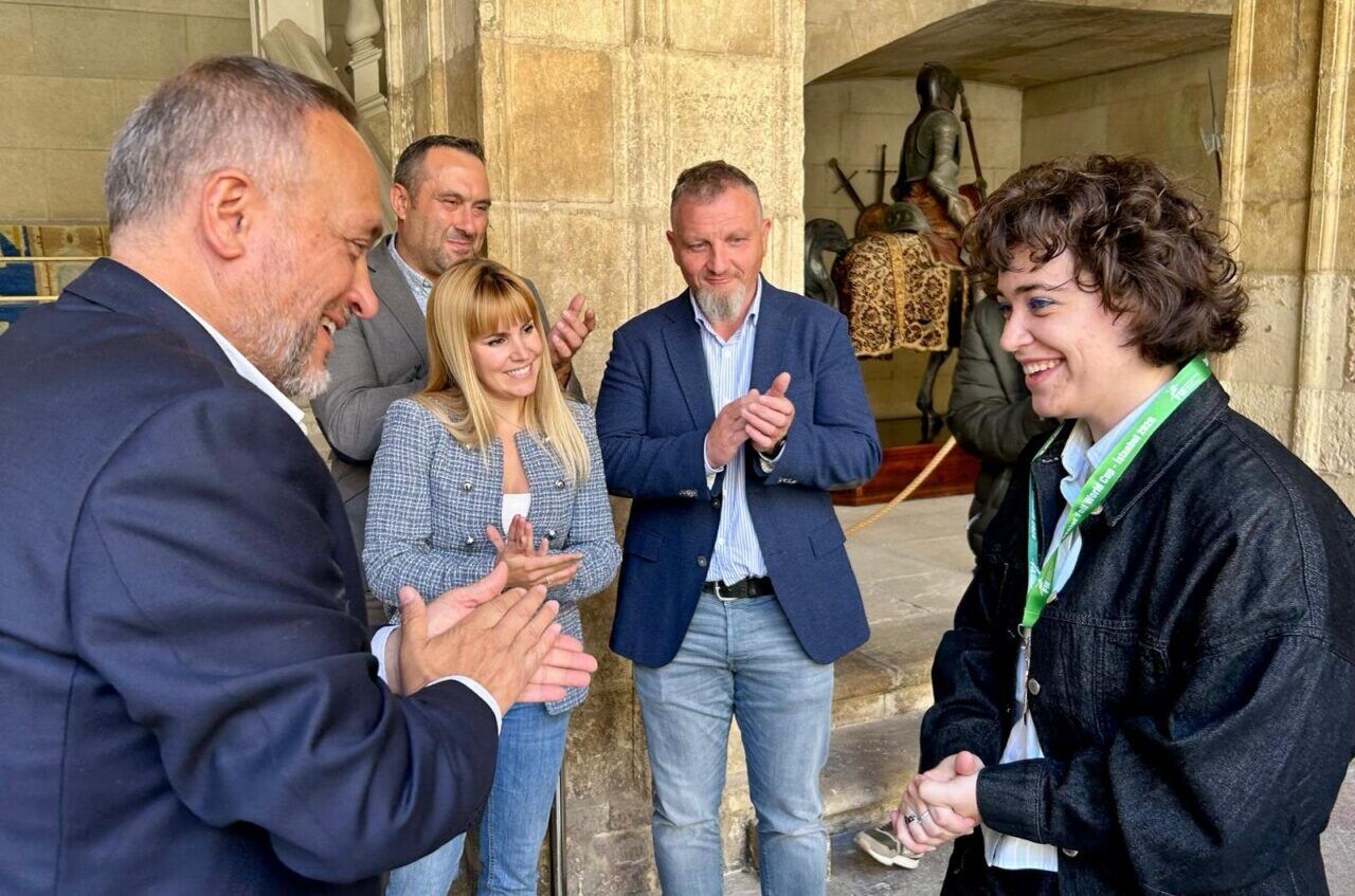 Ariadna Castro recibiendo reconocimiento en la Diputación de León