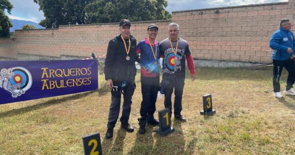 Jesús Villadangos con medallas en campeonato de tiro con arco