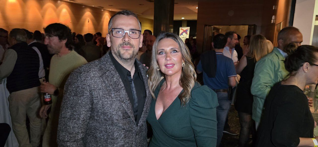 Celebración del segundo aniversario del casino con invitados en un evento social.