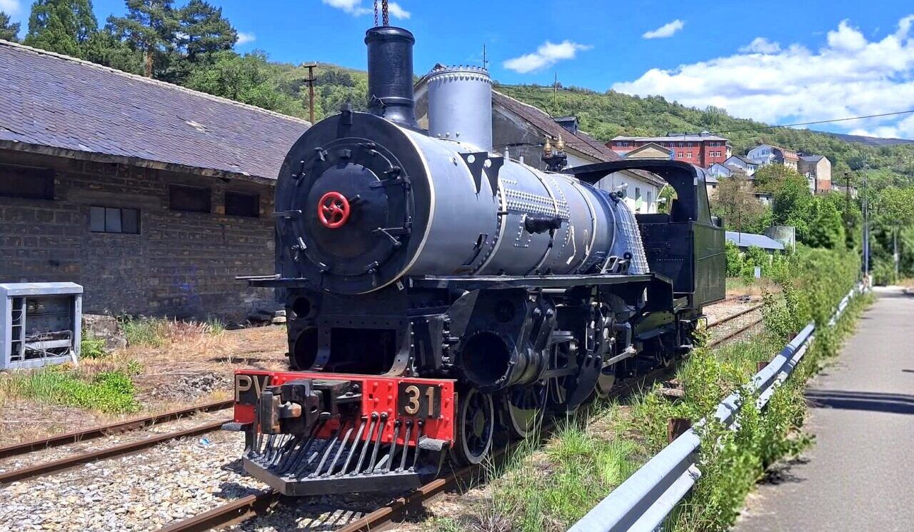 Locomotora histórica PV31 del Ponfeblino en proceso de restauración
