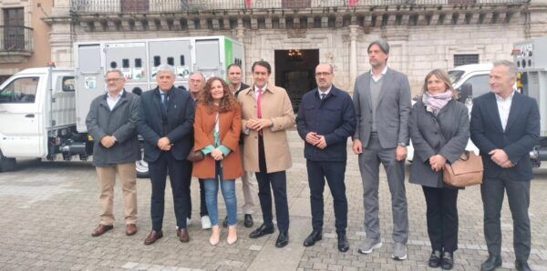 Presentación del nuevo punto limpio móvil en Ponferrada con camión eléctrico