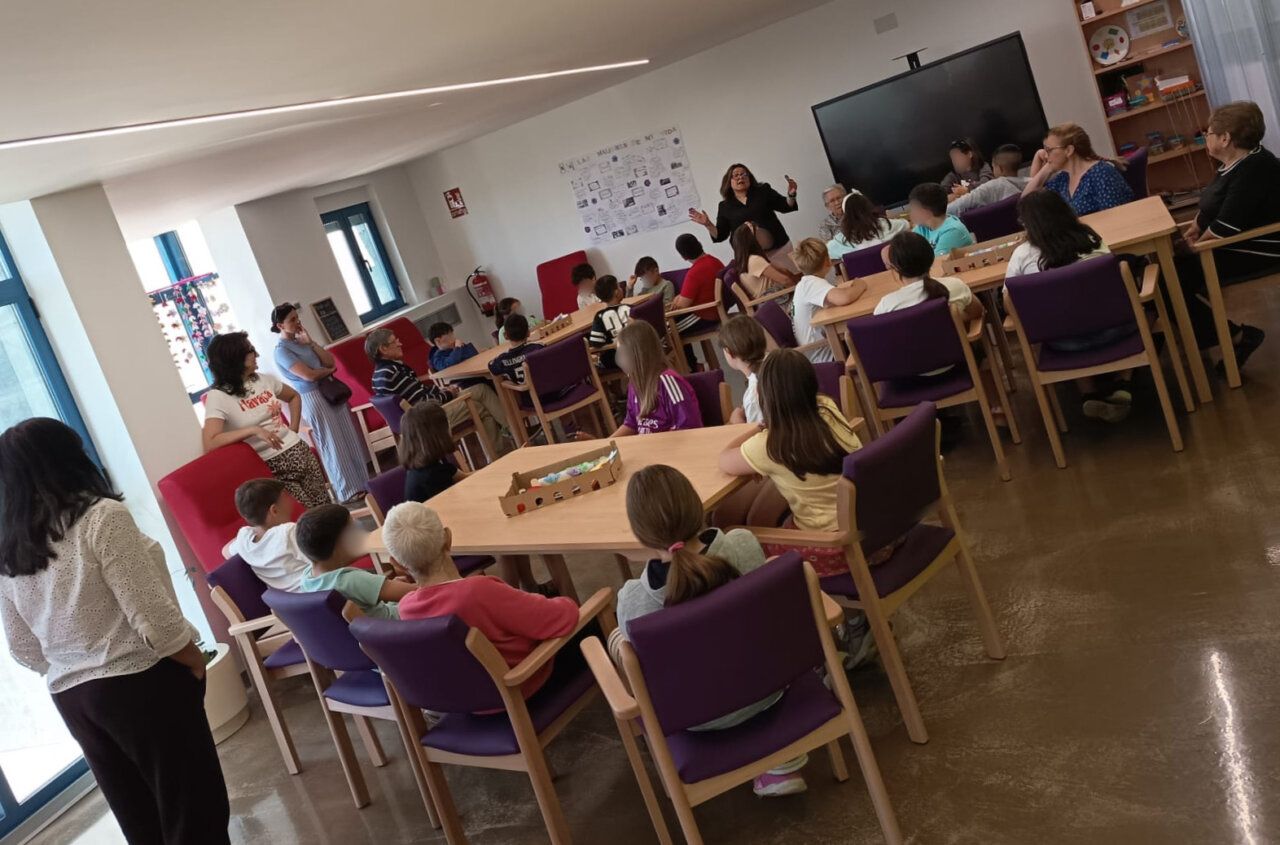 Participantes en un encuentro intergeneracional en Camponaraya