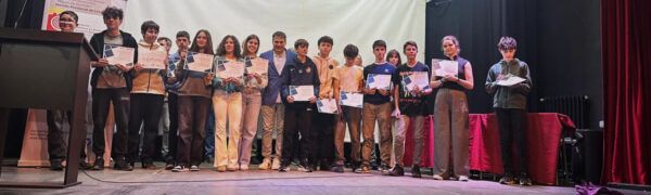 Grupo de estudiantes recibiendo premios en evento de matemáticas en León