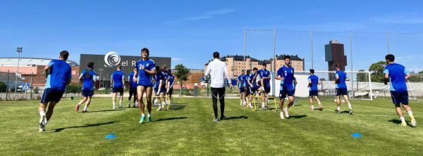 Jugadores de la SD Ponferradina entrenando en el campo bajo un cielo azul