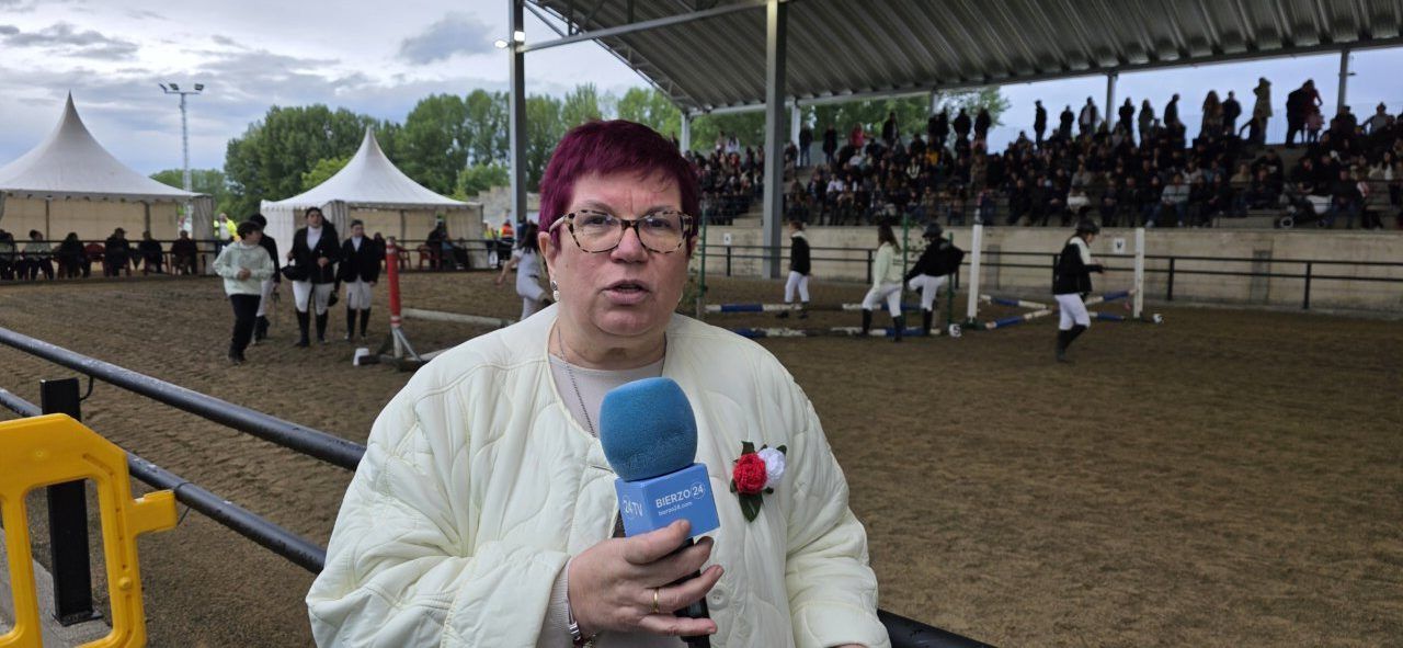 Amparo Valtuille hablando en la Feria del Caballo de Camponaraya