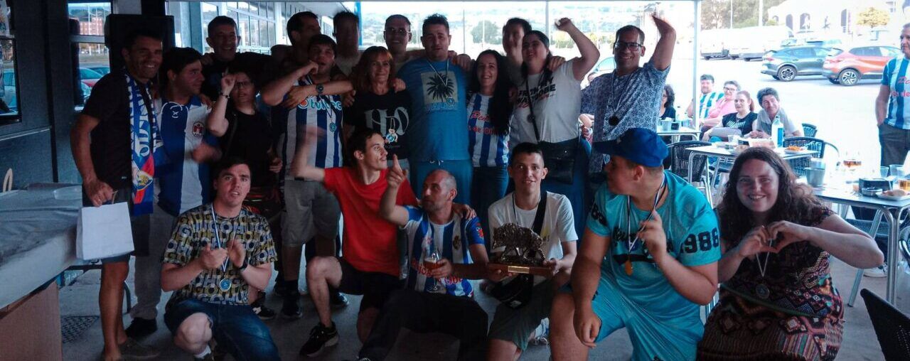 Integrantes del equipo Genuine de la Ponferradina celebrando con el Trofeo Jabalí