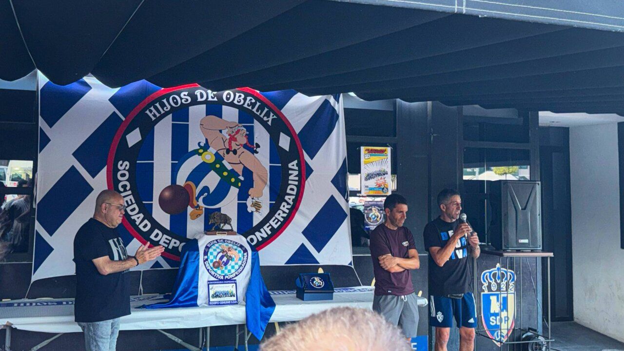 Miembros del equipo Genuine de la Ponferradina recibiendo un trofeo en un evento